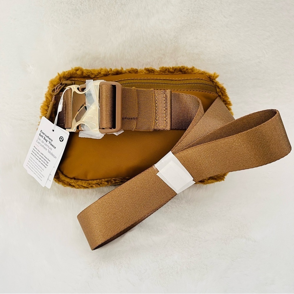 Lululemon Everywhere Fleece Belt Bag - Picture 3 of 11